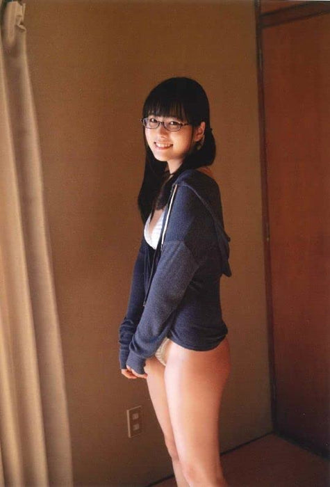 Umi Shinonome 1st Photobook 'Umi no Naka'